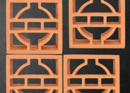 Gạch Bông Gió Đồng Tiền là một loại gạch tự nhiên được sản xuất từ đất sét và nung ở nhiệt độ cao.