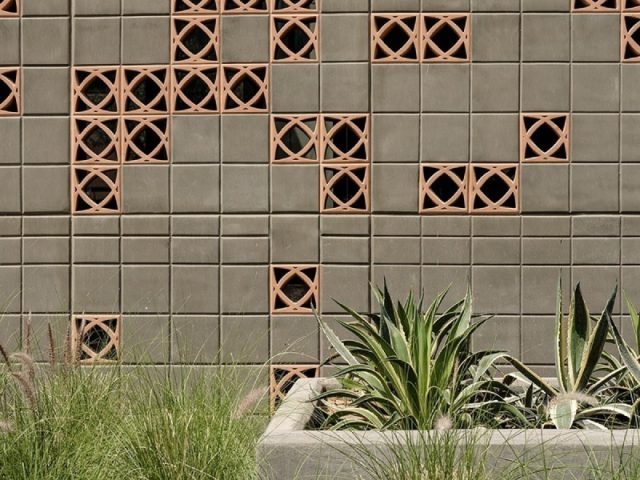 Gạch Thông Gió Elip là một loại gạch tự nhiên được sản xuất từ đất sét và nung ở nhiệt độ cao.