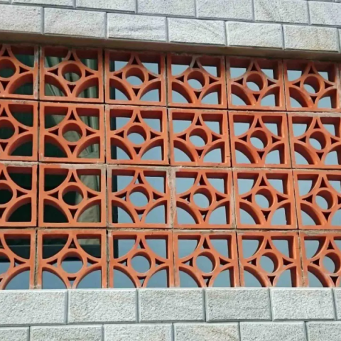 Gạch Thông Gió Ha Uydi là một loại gạch tự nhiên được sản xuất từ đất sét và nung ở nhiệt độ cao.