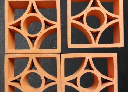 Gạch Thông Gió Ha Uydi là một loại gạch tự nhiên được sản xuất từ đất sét và nung ở nhiệt độ cao.