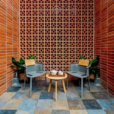 Gạch Thông Gió Ha Uydi là một loại gạch tự nhiên được sản xuất từ đất sét và nung ở nhiệt độ cao.