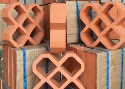 Gạch Thông Gió Hoa Mai là một loại gạch tự nhiên được sản xuất từ đất sét và nung ở nhiệt độ cao.