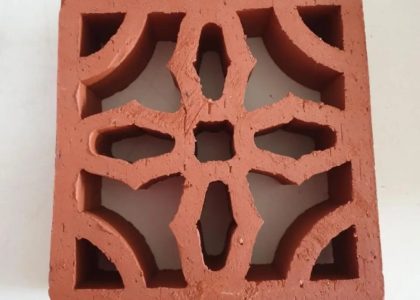 Gạch Thông Gió Hoa Phượng là một loại gạch tự nhiên được sản xuất từ đất sét và nung ở nhiệt độ cao.