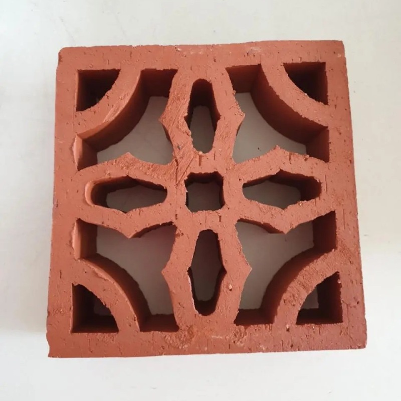 Gạch Thông Gió Hoa Phượng là một loại gạch tự nhiên được sản xuất từ đất sét và nung ở nhiệt độ cao.