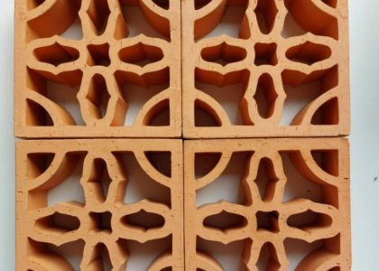 Gạch Thông Gió Hoa Phượng là một loại gạch tự nhiên được sản xuất từ đất sét và nung ở nhiệt độ cao.