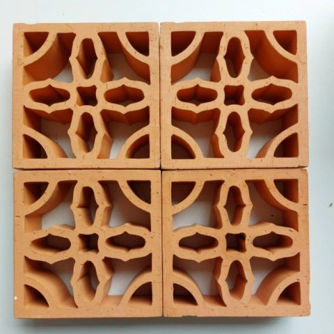 Gạch Thông Gió Hoa Phượng là một loại gạch tự nhiên được sản xuất từ đất sét và nung ở nhiệt độ cao.