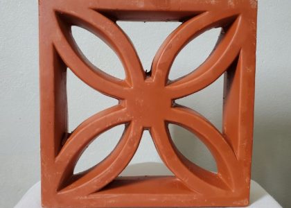 Gạch Thông Gió Hoa Tranh là một loại gạch tự nhiên được sản xuất từ đất sét và nung ở nhiệt độ cao.