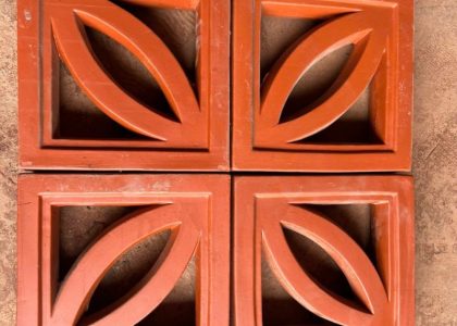 Gạch Thông Gió Hoa Tranh là một loại gạch tự nhiên được sản xuất từ đất sét và nung ở nhiệt độ cao.