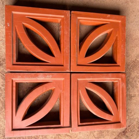 Gạch Thông Gió Hoa Tranh là một loại gạch tự nhiên được sản xuất từ đất sét và nung ở nhiệt độ cao.