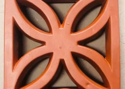 Gạch Thông Gió Hoa Tranh là một loại gạch tự nhiên được sản xuất từ đất sét và nung ở nhiệt độ cao.