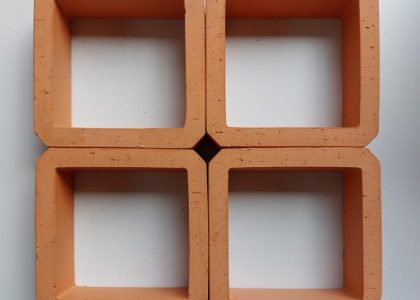 Gạch Thông Gió Ô Vuông là một loại gạch tự nhiên được sản xuất từ đất sét và nung ở nhiệt độ cao.