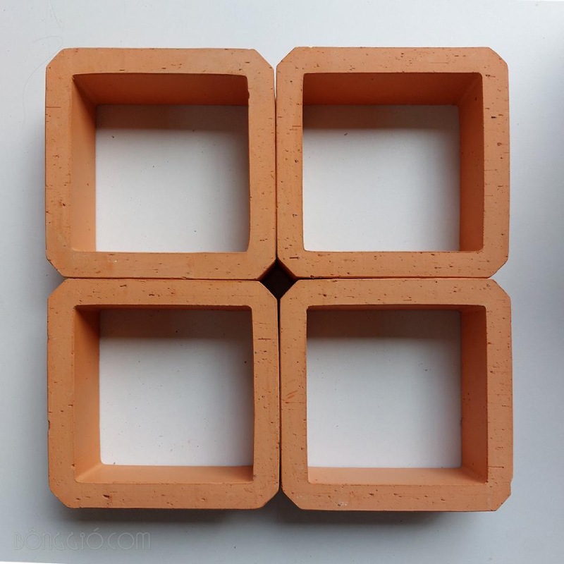 Gạch Thông Gió Ô Vuông là một loại gạch tự nhiên được sản xuất từ đất sét và nung ở nhiệt độ cao.