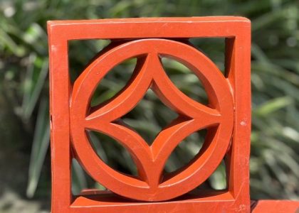 Gạch Thông Gió Thần Tài là một loại gạch tự nhiên được sản xuất từ đất sét và nung ở nhiệt độ cao.