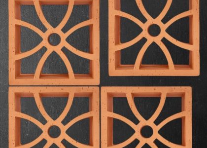 Gạch Thông Gió Tứ Điệp là một loại gạch tự nhiên được sản xuất từ đất sét và nung ở nhiệt độ cao.