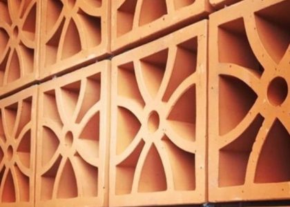 Gạch Thông Gió Tứ Điệp là một loại gạch tự nhiên được sản xuất từ đất sét và nung ở nhiệt độ cao.