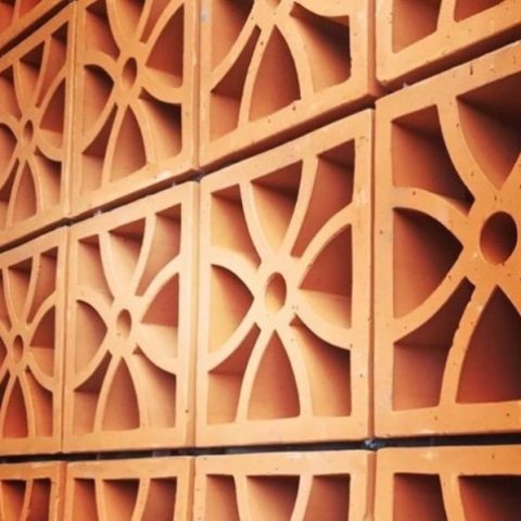 Gạch Thông Gió Tứ Điệp là một loại gạch tự nhiên được sản xuất từ đất sét và nung ở nhiệt độ cao.