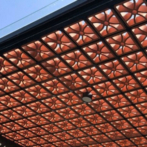 Gạch Thông Gió Tứ Điệp là một loại gạch tự nhiên được sản xuất từ đất sét và nung ở nhiệt độ cao.