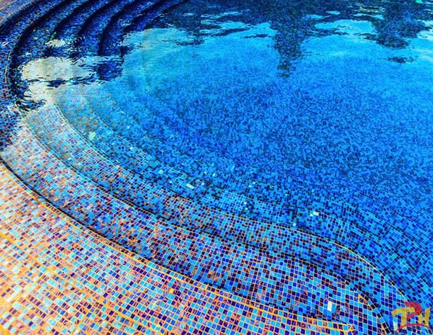 Gạch mosaic thủy tinh lát hồ bơi